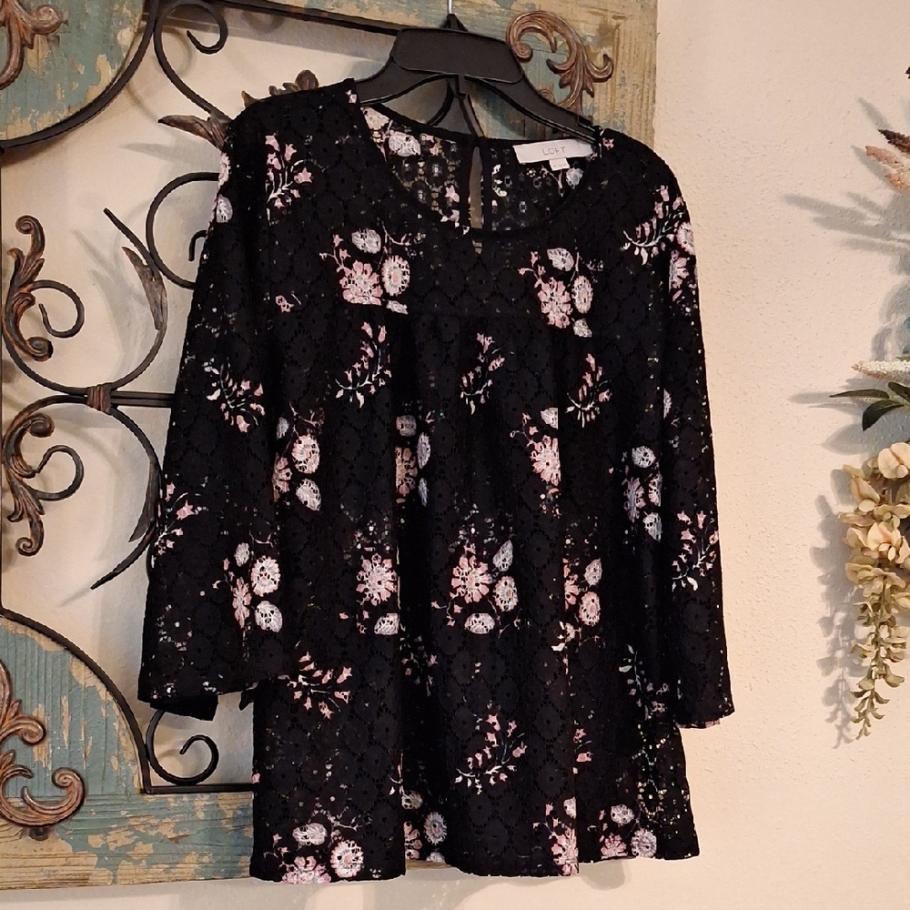 🔥🔥CLEARANCE🔥🔥 LOFT Black and Pink Lace Blouse.NWOT Size Medium